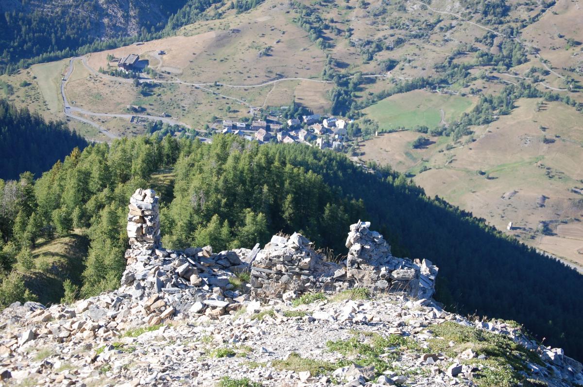 Ligne Maginot - LA DUYERE 1 - (Observatoire d'artillerie) - État 2012, à l'arrière-plan Meyronnes - Michal Prasil
