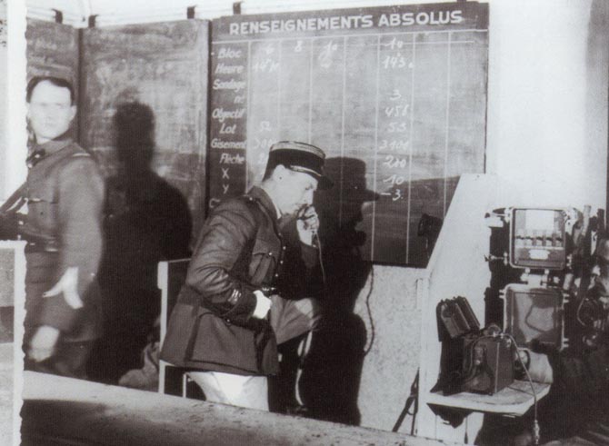 Ligne Maginot - ROCHONVILLERS - A8 - (Ouvrage d'artillerie) - Le commandant du Rochonvillers à son PC : le chef d'escadron Guillemain. - Julien Daget