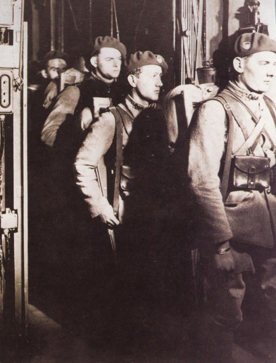 Ligne Maginot - ROCHONVILLERS - A8 - (Ouvrage d'artillerie) - Bloc 5
Le monte-charge du bloc: soldats du 168° régiment d'infanterie de forteresse. - Julien Daget