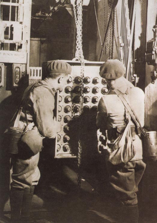 Ligne Maginot - ROCHONVILLERS - A8 - (Ouvrage d'artillerie) - Bloc 5
Un des deux monte-charges avec caisson de munition pendu sur monorail - Julien Daget