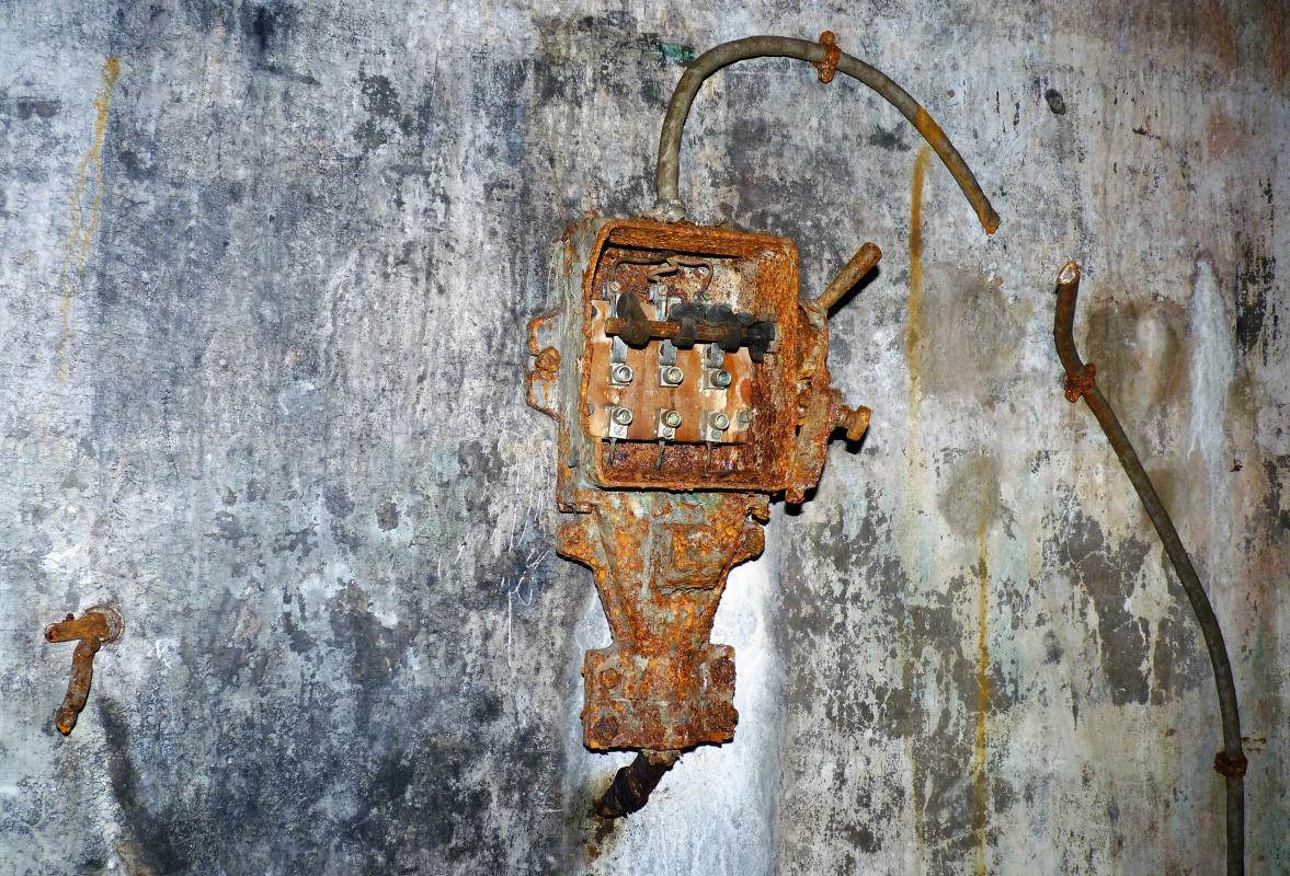 Ligne Maginot - FROHMUHL (PC DU QUARTIER KAPELLENHOF - II/153° RIF) - (Abri) - Restants de l'installation électrique - Aditus