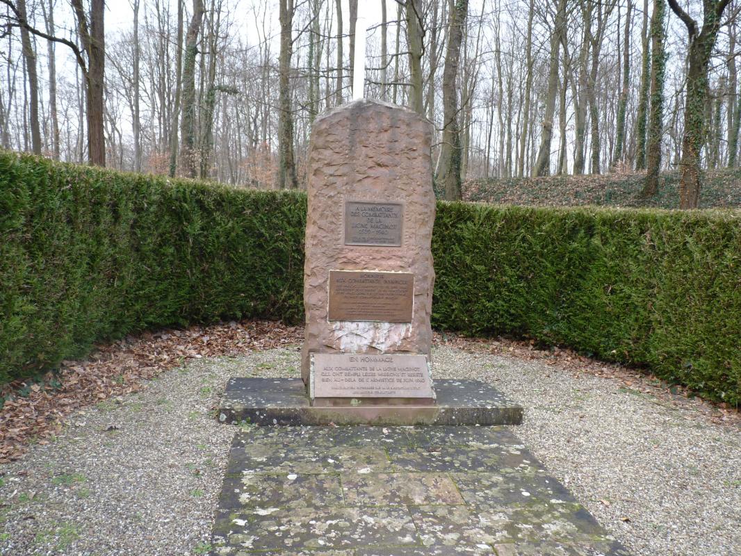 Ligne Maginot - SCHOENENBOURG - (Ouvrage d'artillerie) - Monument dans la proximité de l'entrée de munitions - Aditus