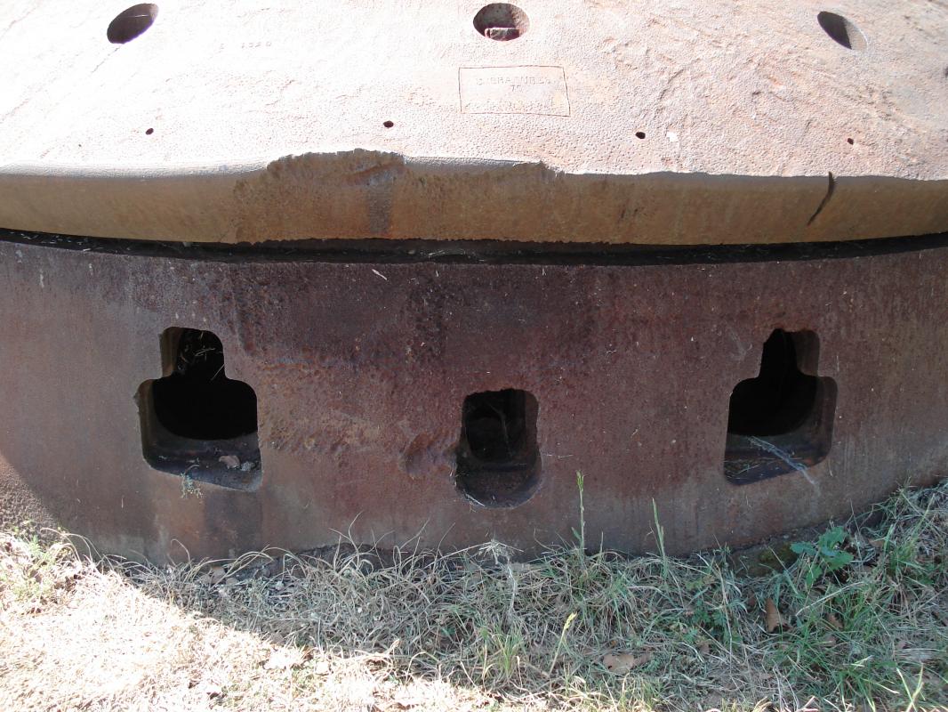 Ligne Maginot - VELOSNES - (Ouvrage d'artillerie) - Bloc 1
Tourelle pour deux armes mixtes
Détail des embrasures - R Tucker