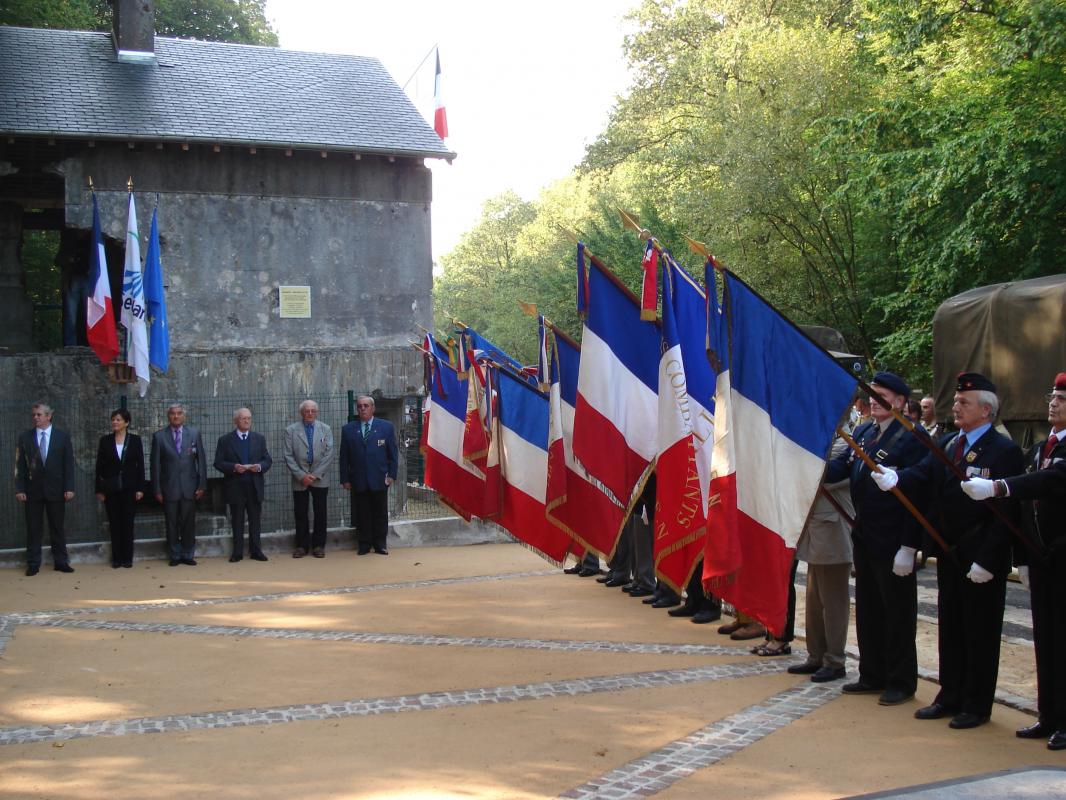 Ligne Maginot - MF10 - M - BOIS DE SAINT MENGES - (Poste GRM - Maison Forte) - Monsieur HAINIGIE Marcel (4ème à gauche), seul survivant de la MF10 le 12 mai 1940. 
Photo prise en 2009. - R Tucker