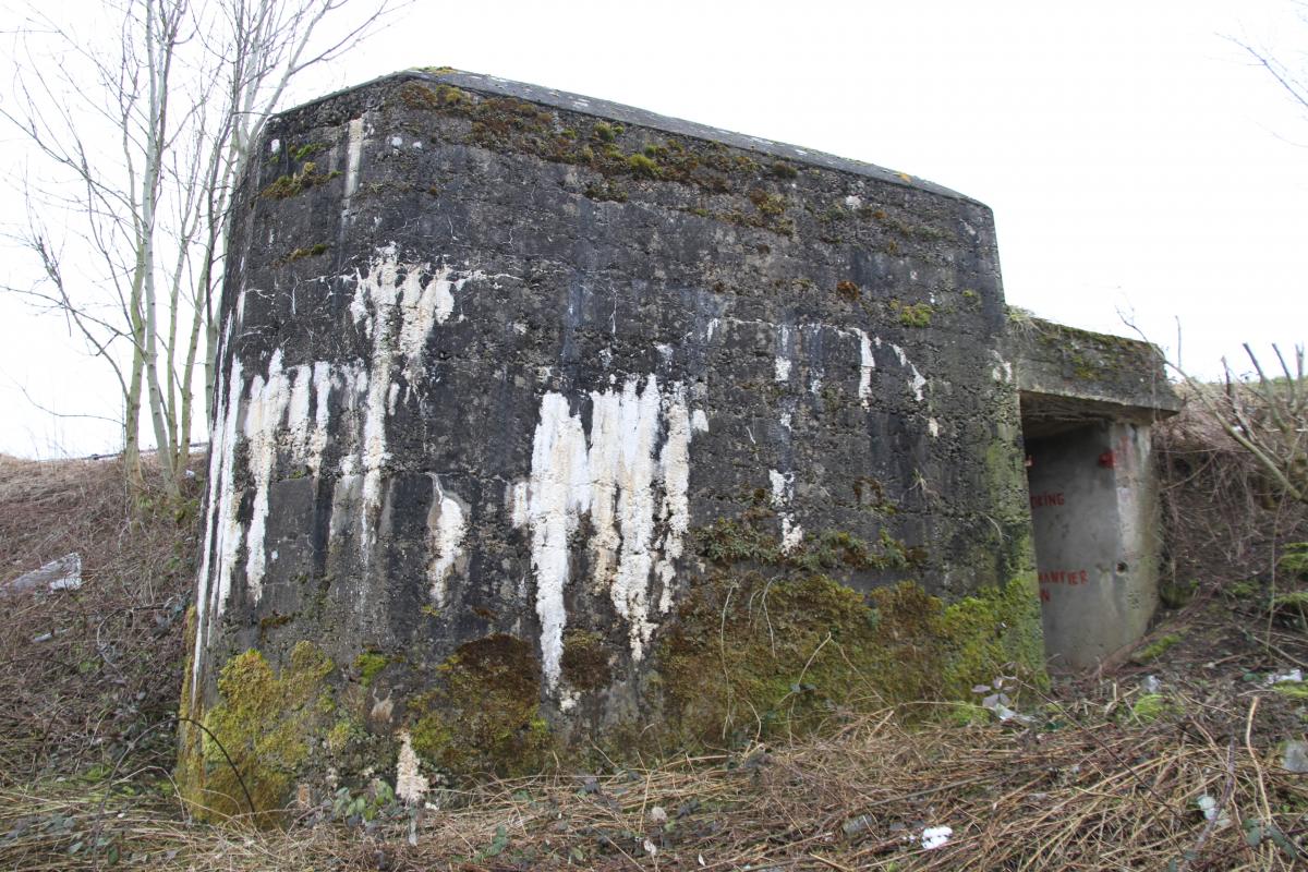 Ligne Maginot - PONT CANAL NORD - (Blockhaus pour arme infanterie) - Face entrée. Le cartouche au dessus de l'entrée est très abîmé - Alain Perouffe