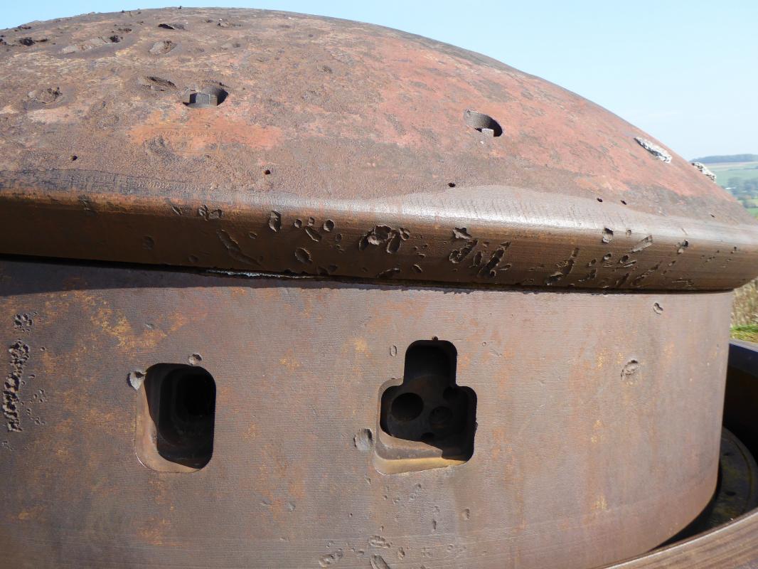 Ligne Maginot - LA FERTE - (Ouvrage d'infanterie) - Bloc 2
Tourelle pour deux AM
Détail de l'embrasure droite intacte - ELLENA-CUNY