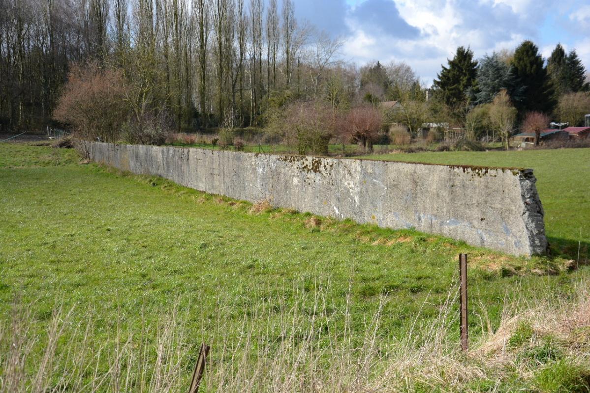 Ligne Maginot - Mur antichar de la Perche-Rompue - Le blockhaus de la Perche-Rompue se trouve vers la droite à 150 m. - Jean PISSON