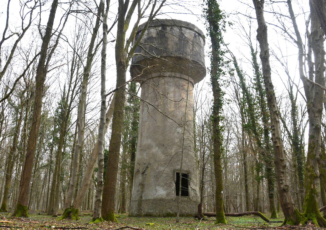 Ligne Maginot - RAUCOURT - (Camp de sureté) - Château d'eau du camp de Raucourt (59). Le gros-oeuvre est terminé mais la pompe n'a jamais été installée. - Jean PISSON