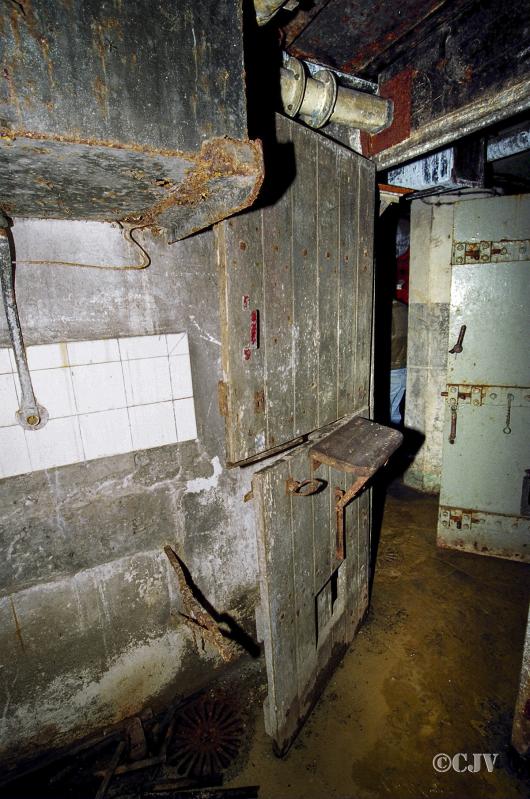 Ligne Maginot - OBERHEIDE - A14 - (Ouvrage d'infanterie) - La porte de la cuisine avec le passe-plats - Lia VERMEULEN
