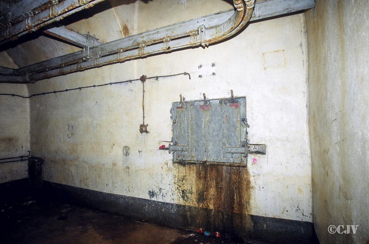 Ligne Maginot - ANZELING - A25 - (Ouvrage d'artillerie) - Bloc 7
Le réceptacle à douilles en bas du bloc - Lia VERMEULEN