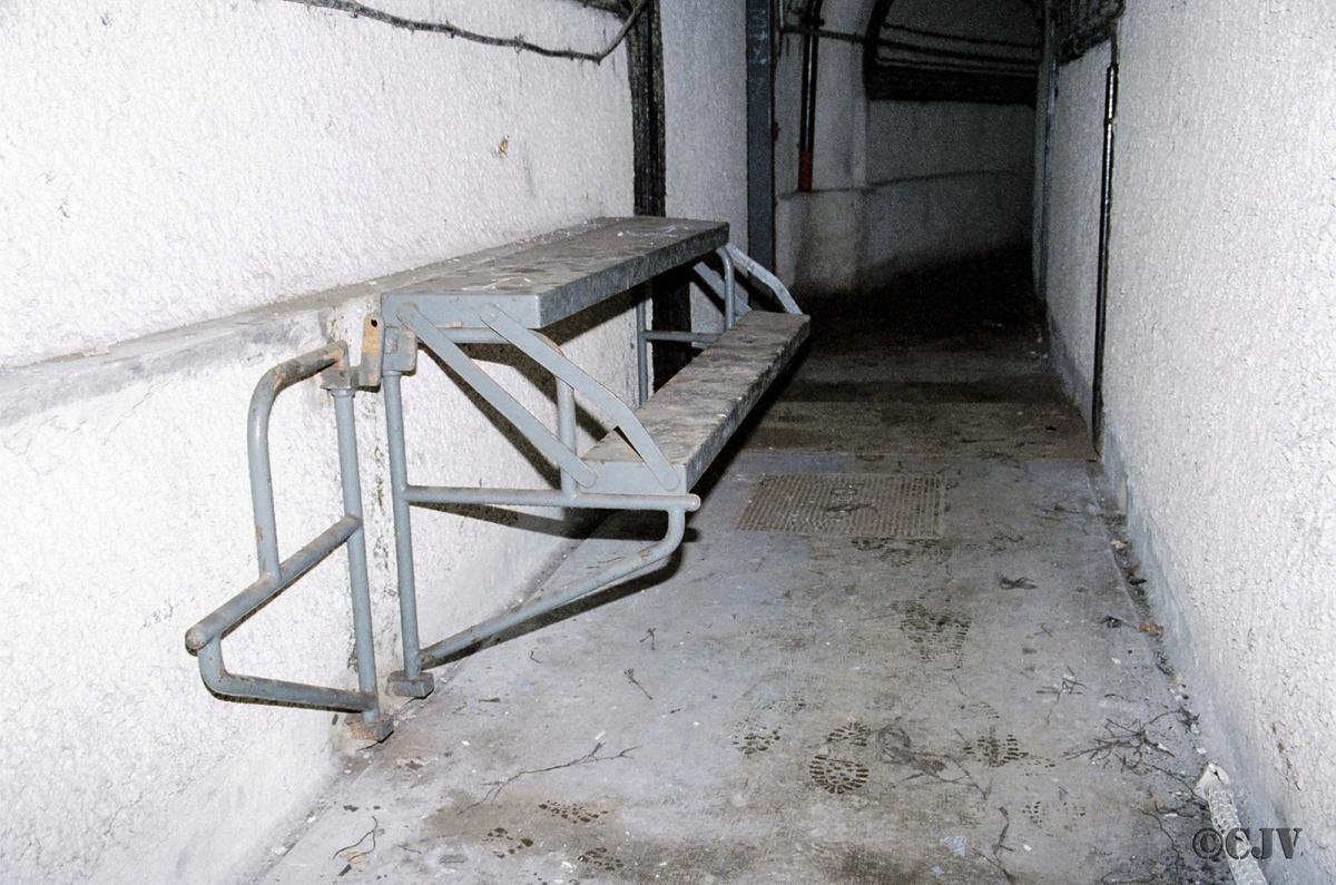 Ligne Maginot - HAUT POIRIER - (Ouvrage d'infanterie) - Table et banc rabattages destinés aux repas de la troupe - Lia VERMEULEN
