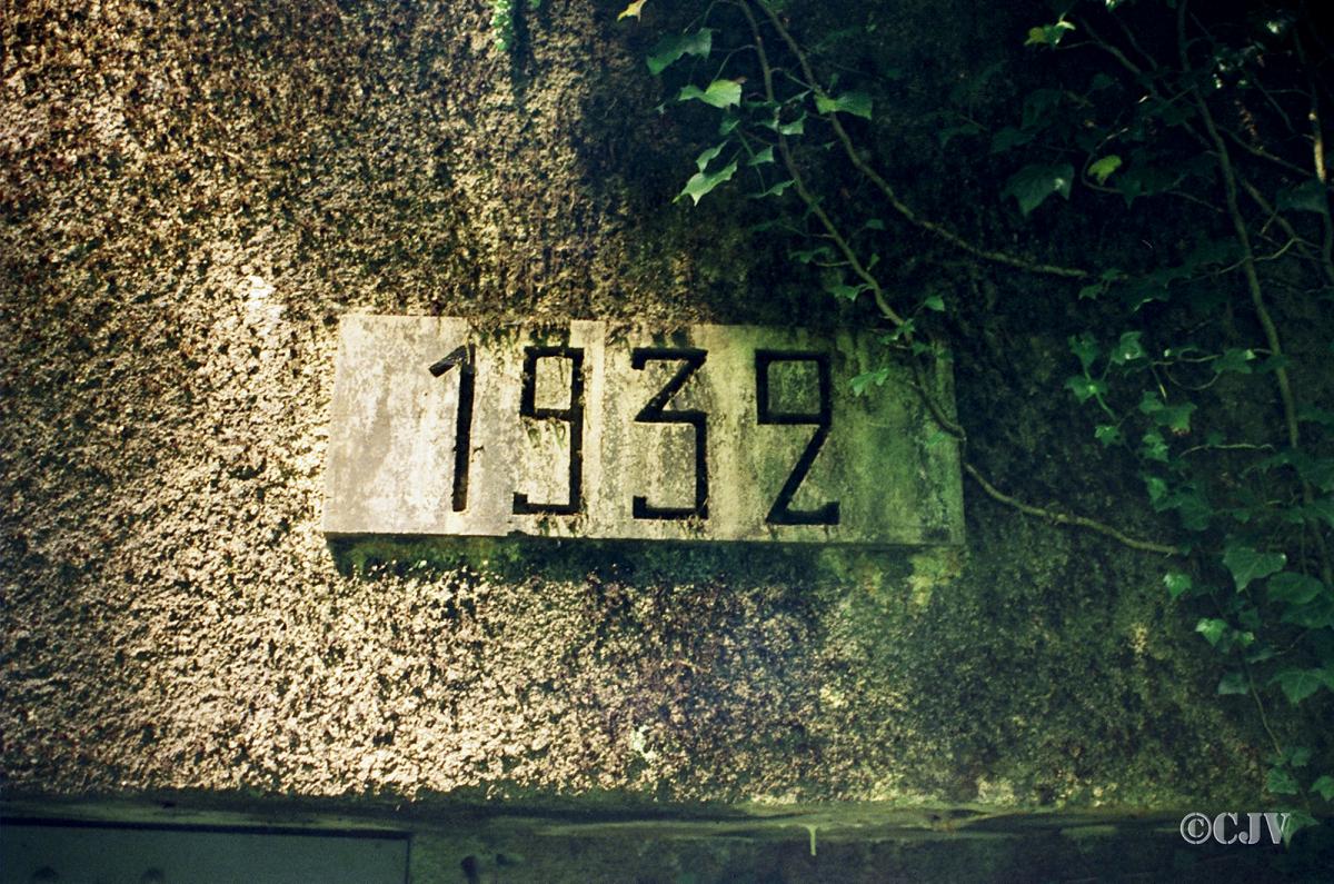 Ligne Maginot - NAGELSTHAL - (Blockhaus pour arme infanterie) - Cartouche '1932' au-dessus de l'entrée - Lia VERMEULEN