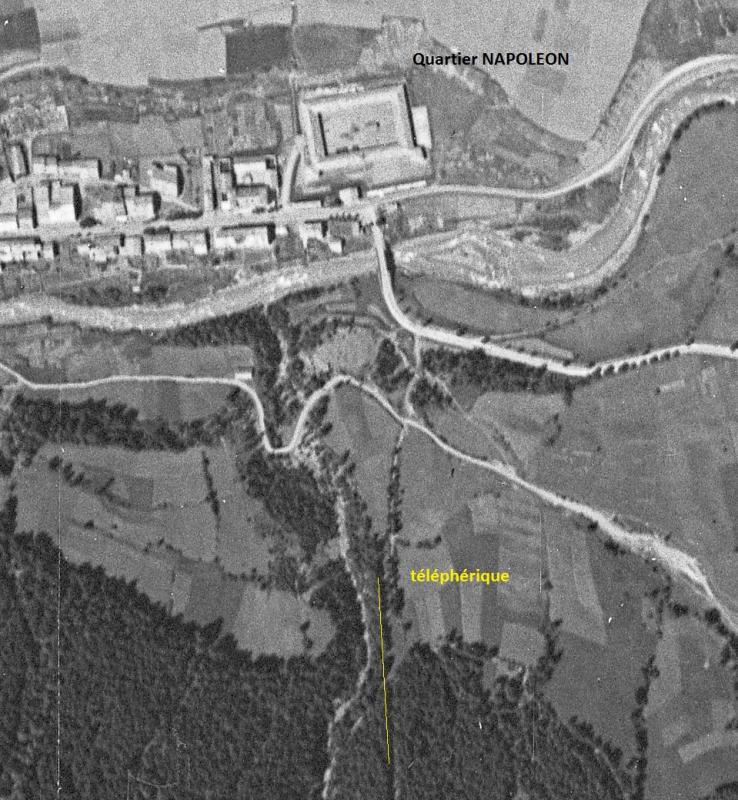 Ligne Maginot - QUARTIER NAPOLEON (QUARTIER MONT-CENIS) - (Camp de sureté) - Le quartier est bien visible en haut, avec sa forme rectangulaire. A noter aussi la tranchée forestière du téléphérique reliant Lanslebourg à la TURRA. - IGN - Géoportail 1939