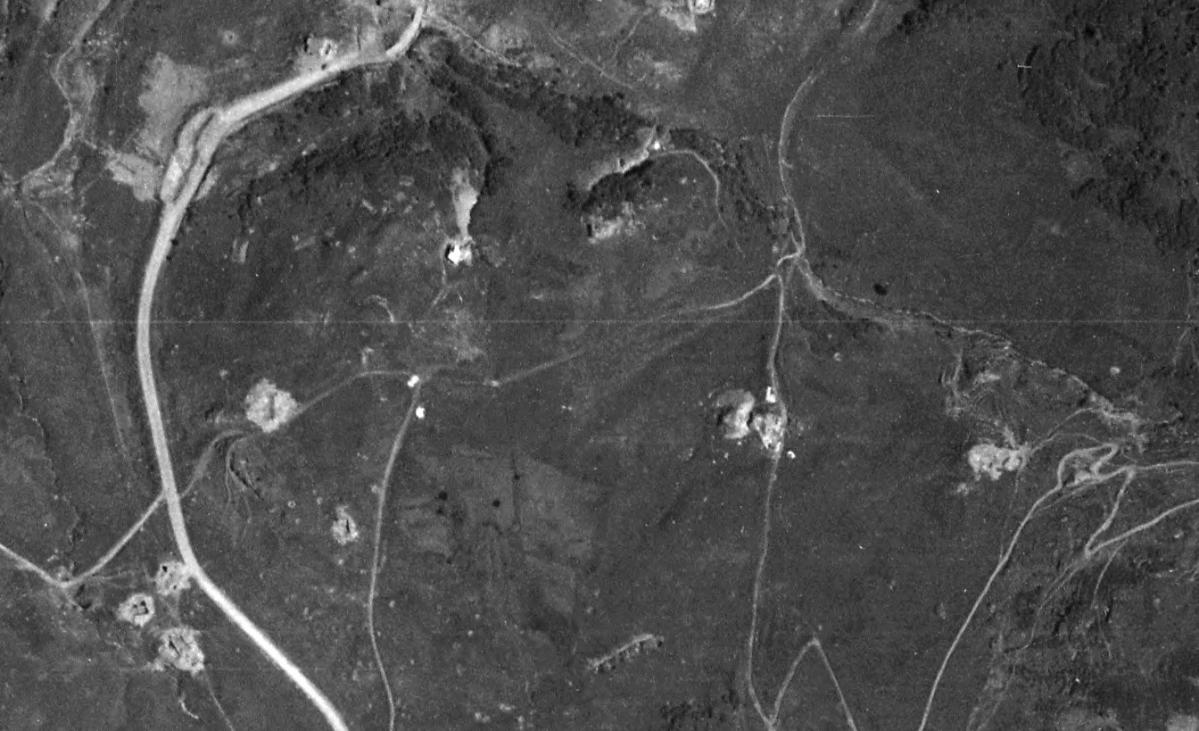 Ligne Maginot - LE MOLLARD C - (Blockhaus pour arme infanterie) - La fouille est bien visible en 1945, au centre droit de la photo - IGN - Géoportail 1945