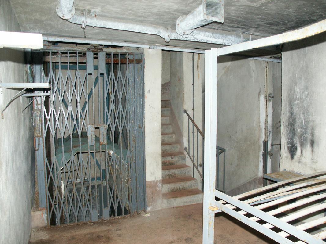 Ligne Maginot - LAVOIR - (Ouvrage d'artillerie) - Bloc 2
Etage intermédiaire
Monte-charge et escalier - JOLAS, Jean-Michel