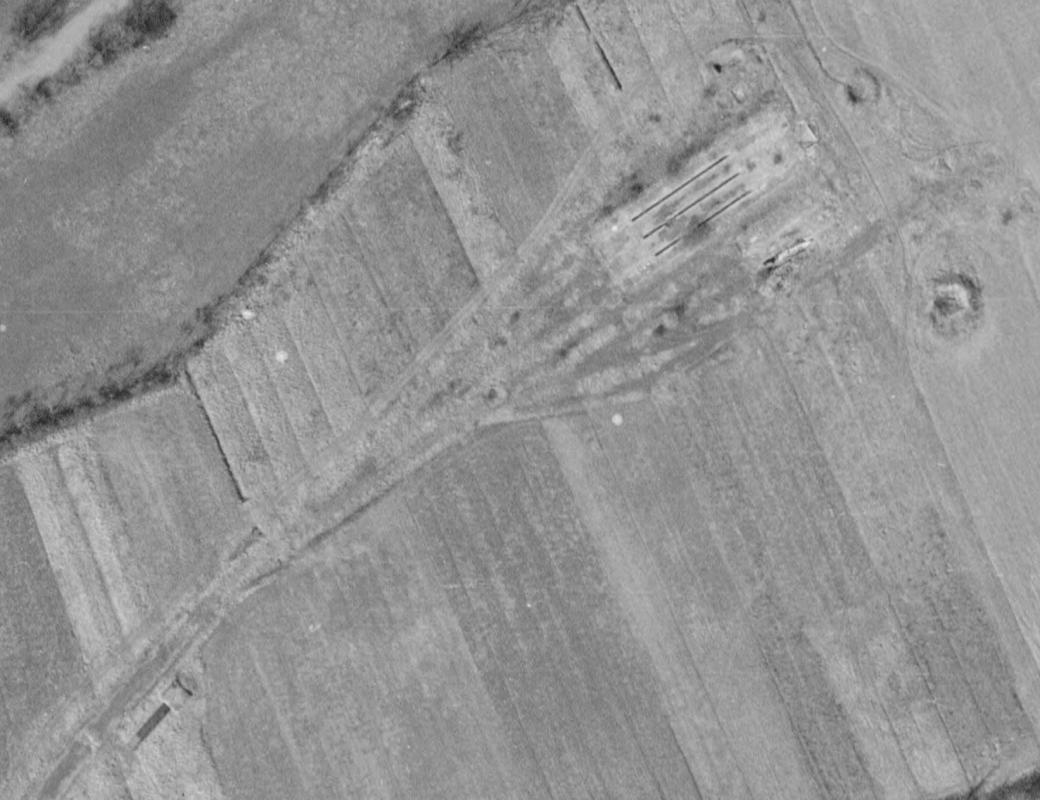 Ligne Maginot - BOIS de REINANGE (Tête d'Antenne) (Infrastructure ferroviaire) - Les restes du batiment abritant les locotracteurs est bien visible, ainsi que l'embranchement menant au gril. - IGN - Géoportail 1951