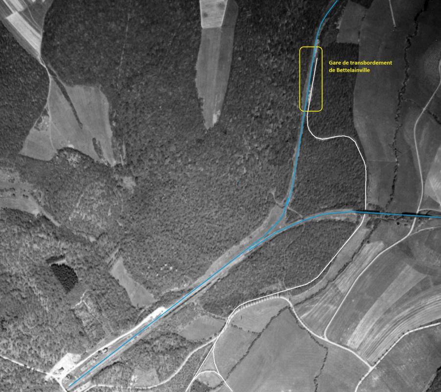 Ligne Maginot - Gare de transbordement de BETTELAINVILLE - Est aussi visible le triangle de la Canner, embranchement vers ANZELING - Geoportail - IGN 1951