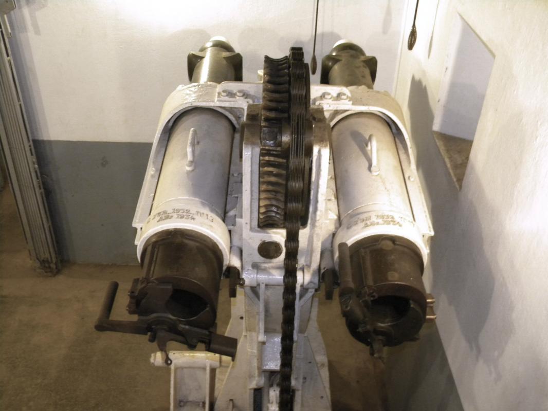 Ligne Maginot - Canon pour tourelle de 75 mm R 32 - Montage de deux tubes sur berceau prévu pour tourelle
Matériels provenant de l'ouvrage du Schiesseck
Musée de l'ouvrage de Schoenenbourg