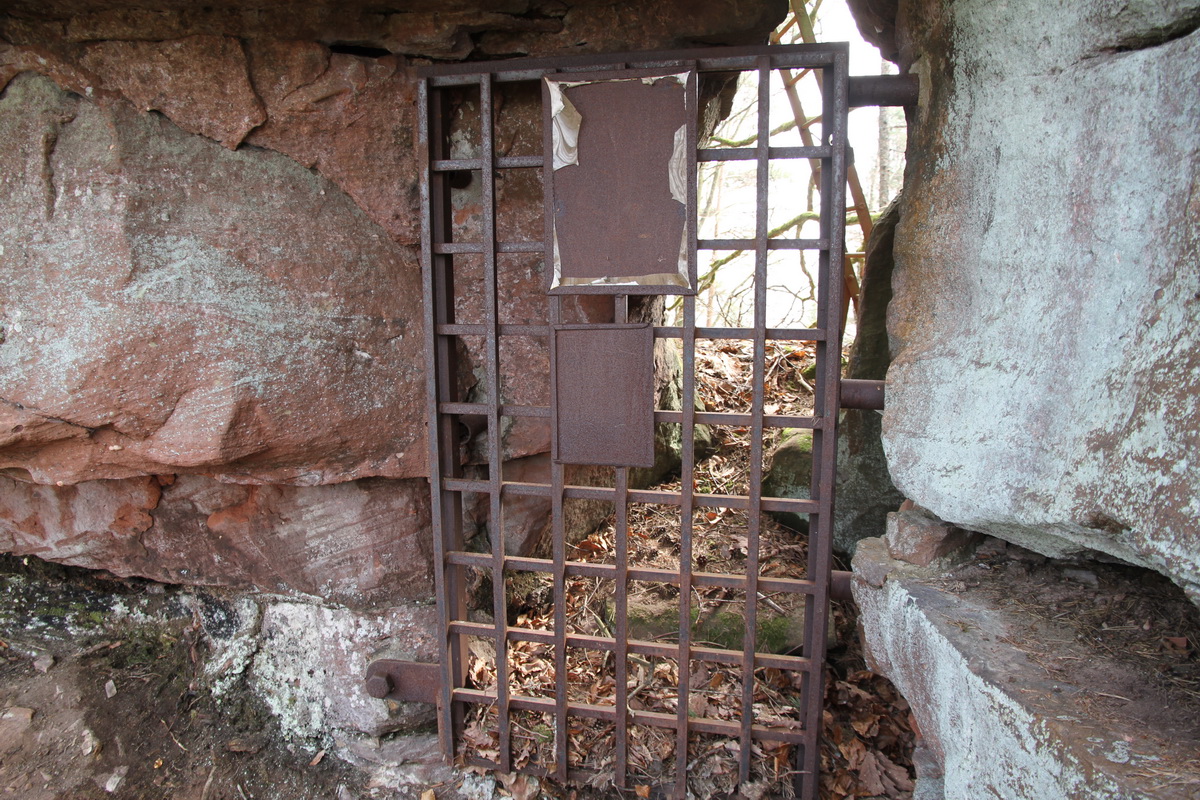 Ligne Maginot - FALKENBERG - (Observatoire d'artillerie) - La faille dans le rocher fermée en 2001 pour sécuriser les lieux (danger, nature et oiseaux. On distingue le début de la première échelle - Alain Perouffe