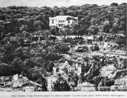 Ligne Maginot - CAP MARTIN - (Ouvrage d'artillerie) - Carte postale montrant l'ouvrage de Cap-Martin.
La légende précise : fort français de Cap-Martin, situé parmi les bois et les habitations. Au premier plan, les bâtiments détruits par l'artillerie, les blocs de l'ouvrage sont bien visibles au second plan.