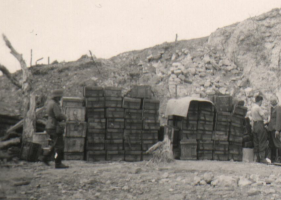 Ligne Maginot - LAUDREFANG - A37 - (Ouvrage d'infanterie) - Bloc 3
Juin ou juillet 1940
Lors d'une récupération de munitions
Noter les caisses bois pour munitions de mortier de 81mm