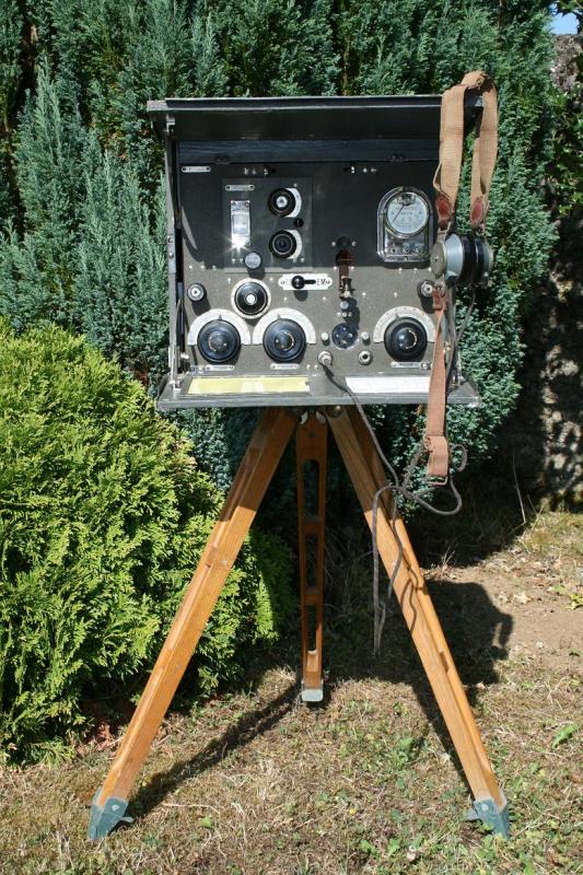 Ligne Maginot - Poste émetteur récepteur ER 12 - Le poste monté sur son trépied réglementaire
