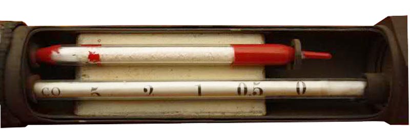 Ligne Maginot - Detecteur de CO modèle 36 - Le tube réactif et le tube avec l'échelle de comparaison
