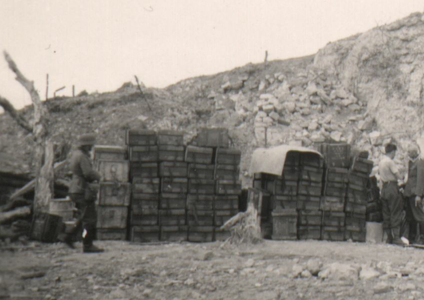 Ligne Maginot - LAUDREFANG - A37 - (Ouvrage d'infanterie) - Bloc 3
Juin ou juillet 1940
Lors d'une récupération de munitions
Noter les caisses bois pour munitions de mortier de 81mm - Inconnu
