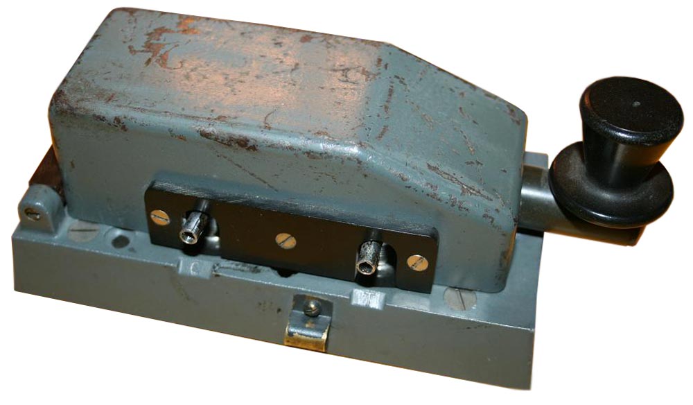 Ligne Maginot - Manipulateur SIF type 1920 - Le manipulateur morse SIF type 1920 capot férmé.