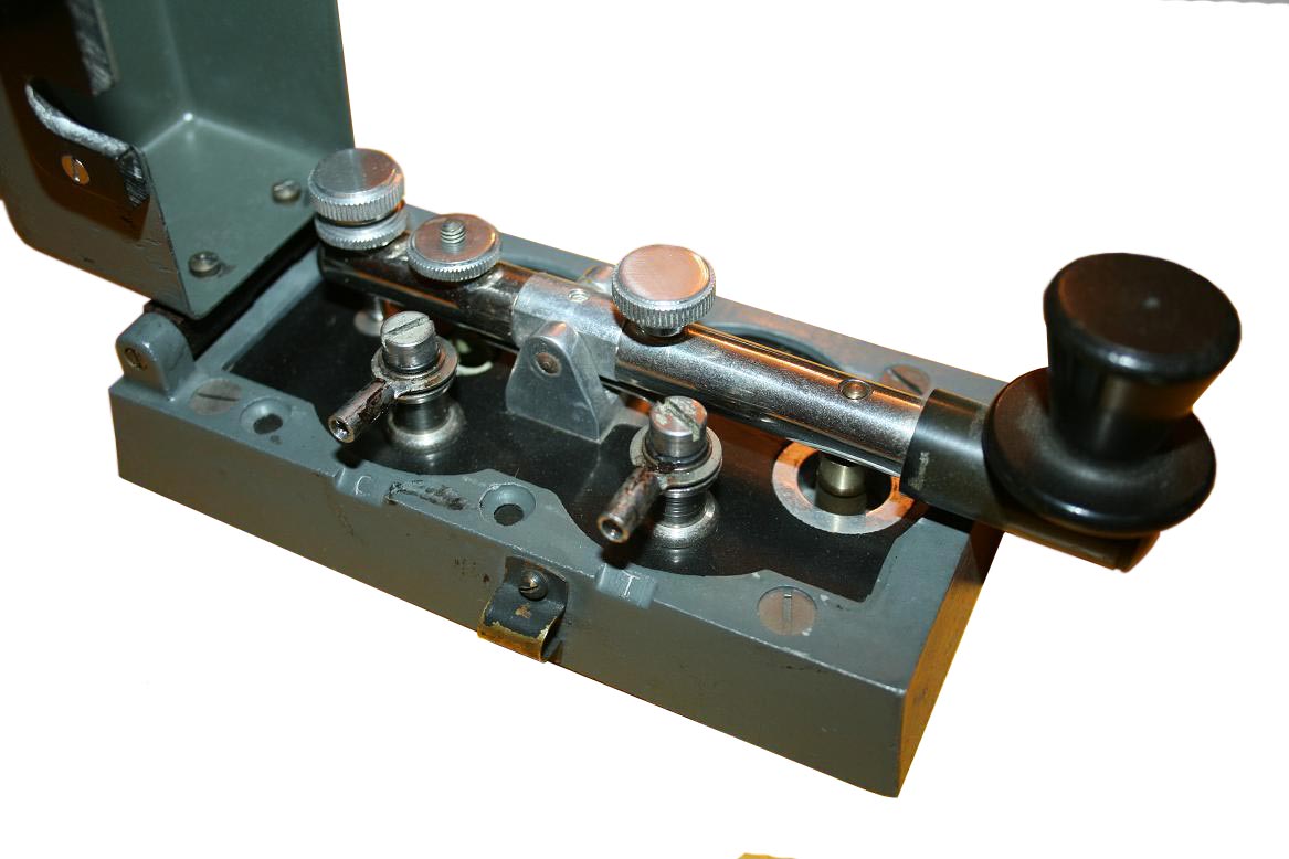Ligne Maginot - Manipulateur SIF type 1920 - Le manipulateur morse SIF type 1920 
Détail du mécanisme et des éléments de réglage