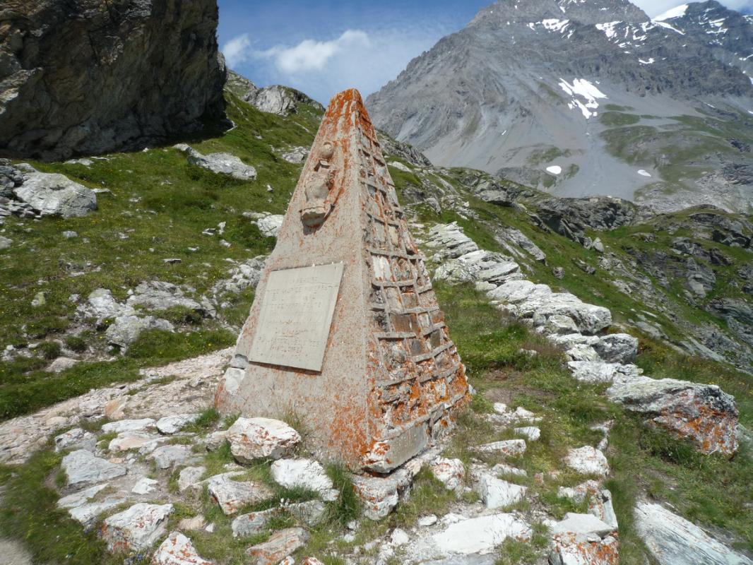 Ligne Maginot - VANOISE - (Ouvrage d'infanterie) - A proximité de l'ouvrage, que l'on distingue en arrière à droite, un monument - Alain Perouffe