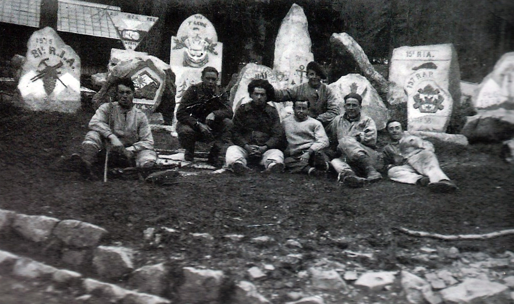 Ligne Maginot - GRANGES DE LA BRASQUE - CAMP DU TOURNAIRET - (Casernement) - Photo souvenir  devant  les pierres sculptés - inconnu
