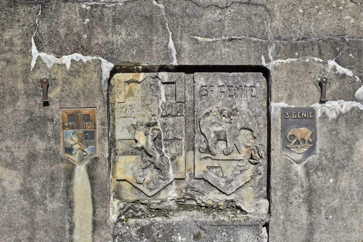 Ligne Maginot - G75 - VILLAGE-NEUF BERGE 6 - (Blockhaus pour arme infanterie) - Insigne du 27e RI et 3e Genie - D. Froehly