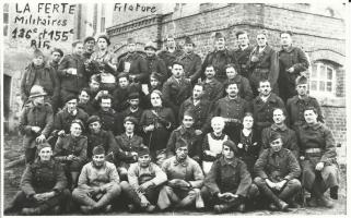Ligne Maginot - Troupe d'intervalle de l'ouvrage de La Ferté - Photo de groupe de troupe d'intervalle, le Lieutenant Laurent de la 2° Compagnie du 136° R.I.F. au milieu de ses hommes à la filature de La Ferté. La 2° Compagnie était stationnée à la ferme de la Tuilerie, entre Sailly et Malandry. Le 136° R.I.F. est issu du 1° Bataillon du 155° R.I.F. à compter du 24 août 1939 au sous-secteur de Mouzon.