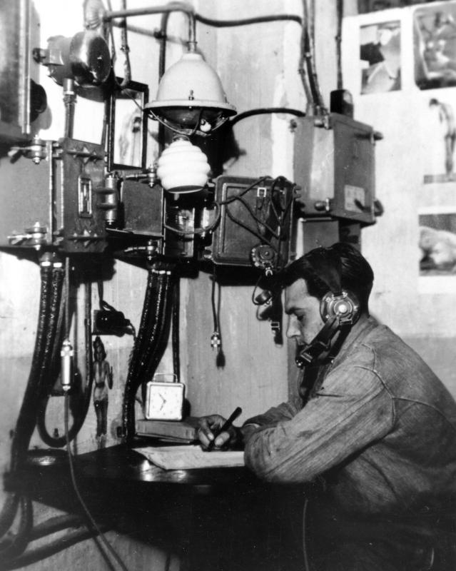 Ligne Maginot - Observatoire de Hatten - Bureau des observateurs, 
Postes téléphoniques étanches TM 32 dotés de casques avec laryngopghone. Noter la prise de connexion pour le  casque et l'utilisation d'un manchon interrupteur sur le poste au premier plan
