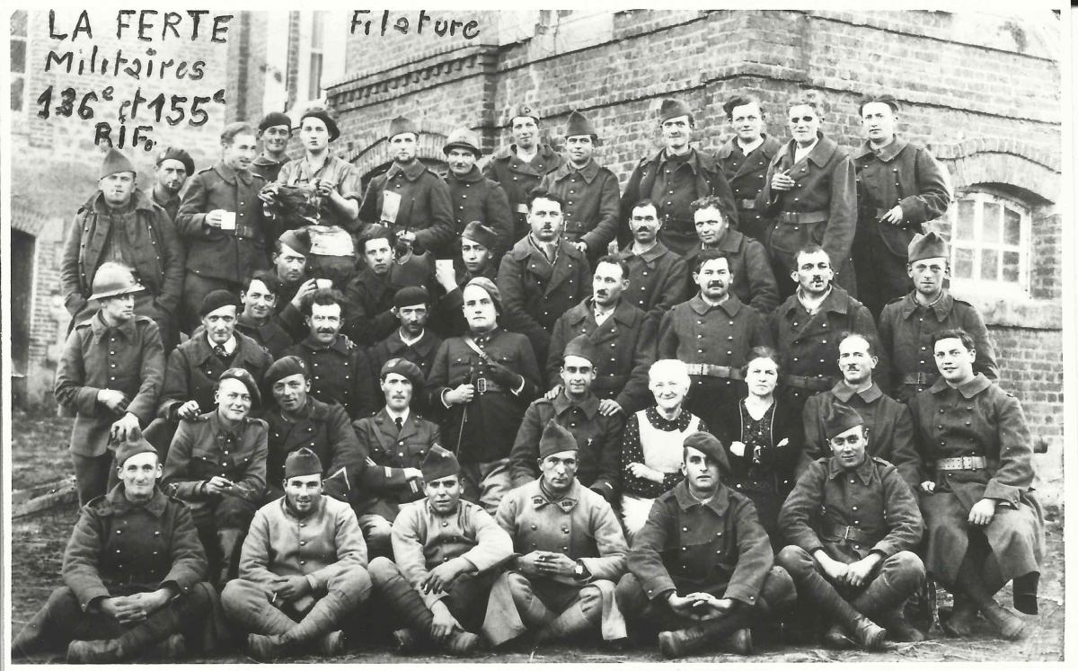 Ligne Maginot - Troupe d'intervalle de l'ouvrage de La Ferté - Photo de groupe de troupe d'intervalle, le Lieutenant Laurent de la 2° Compagnie du 136° R.I.F. au milieu de ses hommes à la filature de La Ferté. La 2° Compagnie était stationnée à la ferme de la Tuilerie, entre Sailly et Malandry. Le 136° R.I.F. est issu du 1° Bataillon du 155° R.I.F. à compter du 24 août 1939 au sous-secteur de Mouzon.