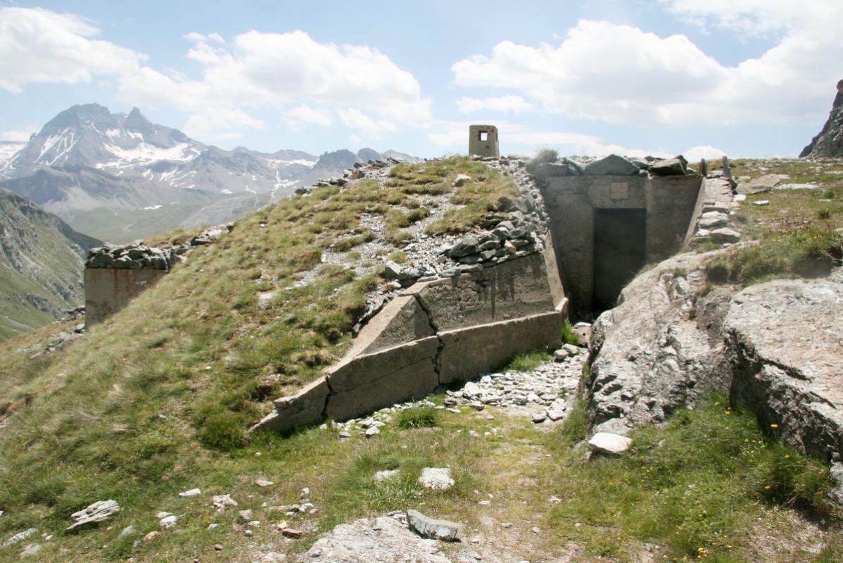 Ligne Maginot - VANOISE - (Ouvrage d'infanterie) - Entrée principale de l'ouvrage. 
A gauche le bloc 1 - Alain Perouffe