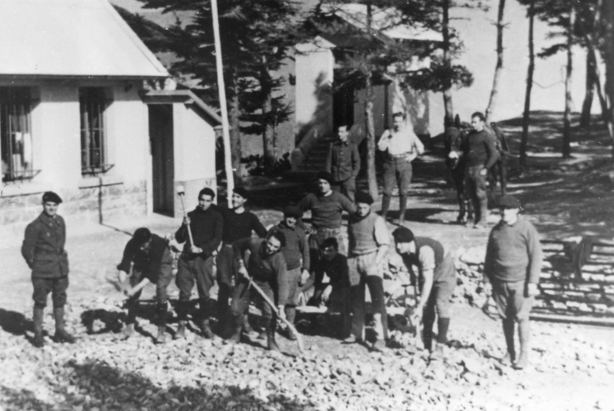 Ligne Maginot - CROIX DE COUGOULE - (Casernement) - Une partie de l'équipage lors des travaux de construction. - Inconnu.