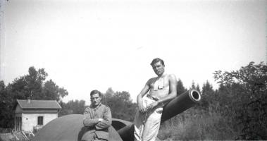 Ligne Maginot - BATTERIE DES PAYSANS - (Cuve pour canon) - Photo prise en septembre 1939 montrant l'une des pièces de la batterie et ses servants