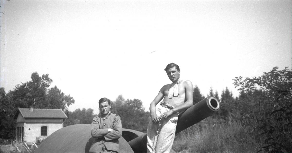 Ligne Maginot - BATTERIE DES PAYSANS - (Cuve pour canon) - Photo prise en septembre 1939 montrant l'une des pièces de la batterie et ses servants - Inconnu