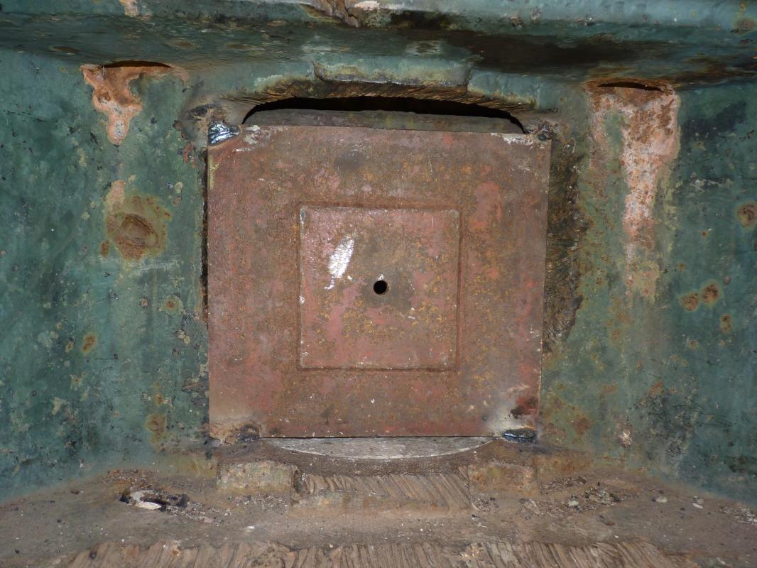 Ligne Maginot - SCHIESSECK - (Ouvrage d'artillerie) - Bloc 2
Créneau pour jumelage de mitrailleuses Reibel MAC 31 interchangeable avec un canon de 47 mm antichar - KLINGEL Sven