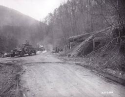 Ligne Maginot - Blockhaus AC du Weihersthal sud - Passage de la 42° Division d'Infanterie US en route vers l'Allemagne le 18 mars 1945
Le filet de camouflage sur le créneau antichar du blockhaus est encore en place