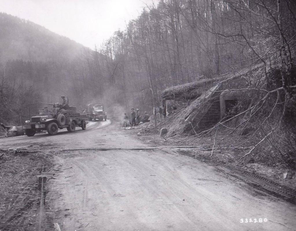 Ligne Maginot - Blockhaus AC du Weihersthal sud - Passage de la 42° Division d'Infanterie US en route vers l'Allemagne le 18 mars 1945
Le filet de camouflage sur le créneau antichar du blockhaus est encore en place - Signal Corp