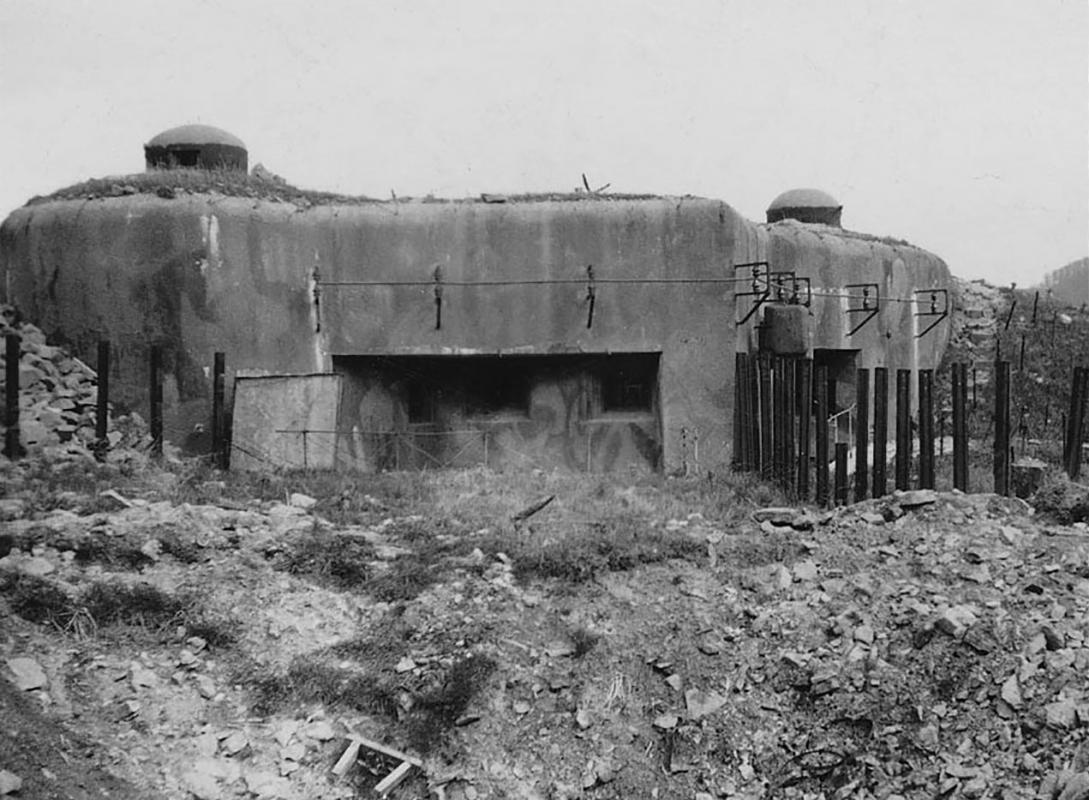 Ligne Maginot - LEMBACH - (Ouvrage d'infanterie) - Bloc 1
Photo d'origine allemande, un cratère de bombe est visible devant le bloc - Inconnu