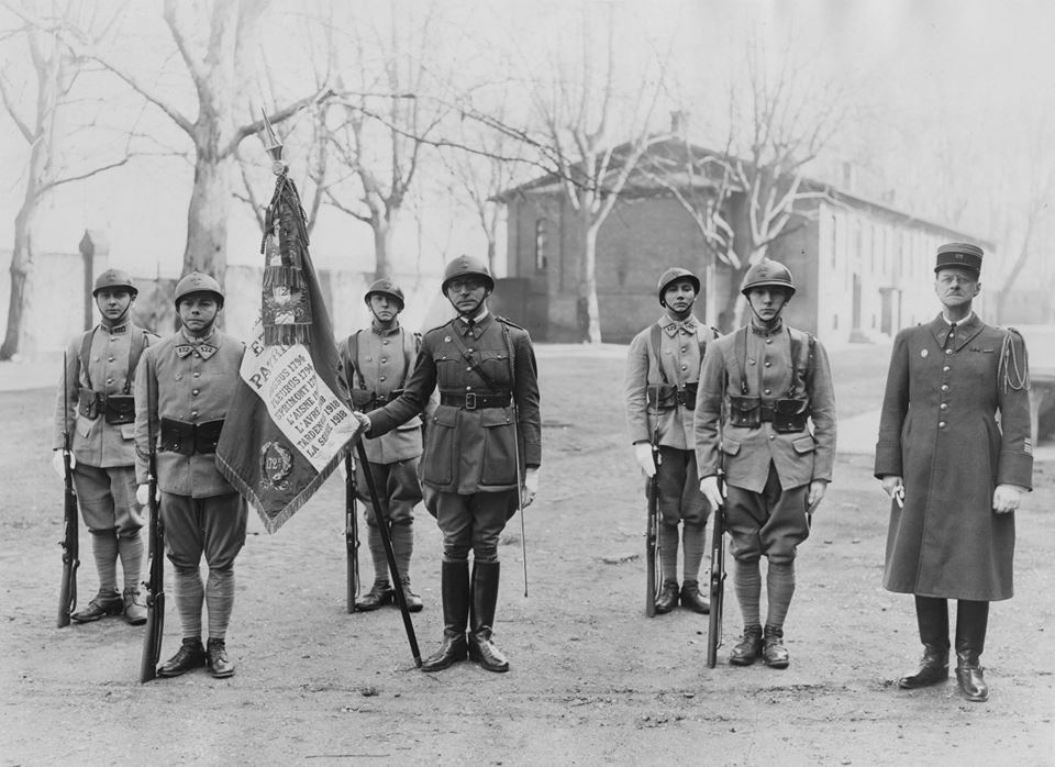 Ligne Maginot - 172 RIF - Le drapeau du 172° RIF avec le Colonel de Chomereau
