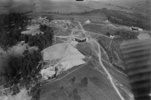 Ligne Maginot - GALGENBERG - A15 - (Ouvrage d'artillerie) - Les travaux de construction :
L'entrée hommes, la tourelle de 135 et l'observatoire.
Noter les baraques de chantier et l'usine à béton avec les voies de 60 vers les blocs