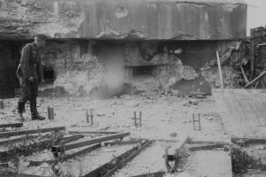 Ligne Maginot - 32/1 - FORT MORTIER - (Casemate d'infanterie - Double) - La chambre de tir gauche
Noter les panneaux de crue au sol
Source : Gardiens du Rhin 