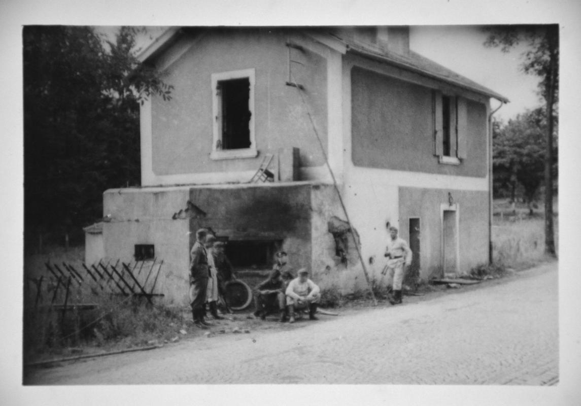 Ligne Maginot - STIRING-WENDEL (MF DE) - (Poste GRM - Maison Forte) - Là encore, les dégâts sur le blockhaus sont postérieurs au passage des troupes allemandes. Propagande ? - Inconnu