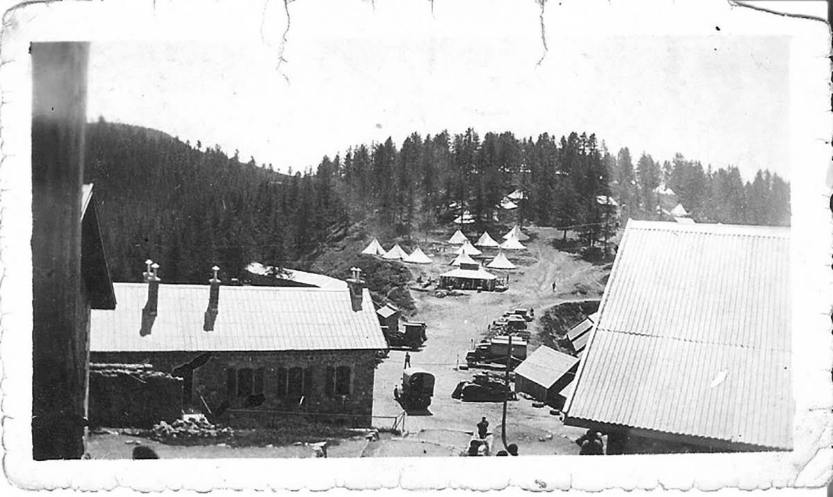 Ligne Maginot - CABANES VIEILLES - (Casernement) - Noter les tentes marabout sur le replat inférieur - Inconnu