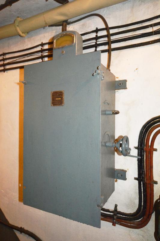 Ligne Maginot - Projecteur blindé Eve et Noizet - Le boitier d'alimentation du projecteur avec l'interrupteur général et le rhéostat d'alimentation de la lampe
Petit ouvrage de Sentzich